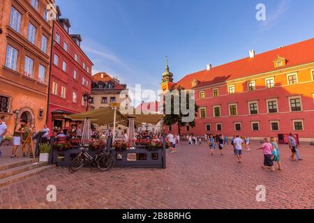 Varsavia, Polonia - 24 Giugno 2019: Case colorate e Royal Castle Square nella Città Vecchia di capitale polacco Foto Stock