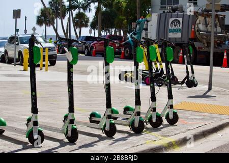 3/5/2020 Miami FL molteplici e scooters da diversi venditori su un angolo di strada in un quartiere residenziale alla moda Foto Stock