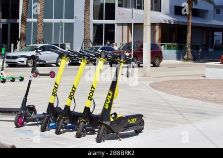 3/5/2020 Miami FL molteplici e scooters da diversi venditori su un angolo di strada in un quartiere residenziale alla moda Foto Stock