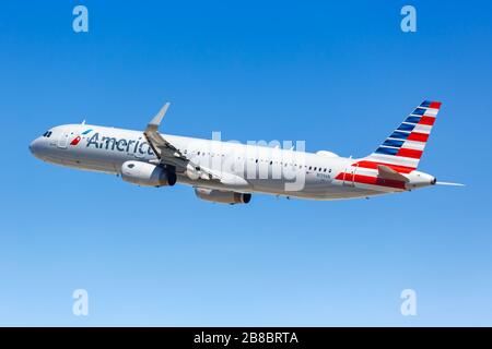 Los Angeles, California – 12 aprile 2019: Aereo American Airlines Airbus A321 all'aeroporto internazionale di Los Angeles (LAX) in California. Foto Stock