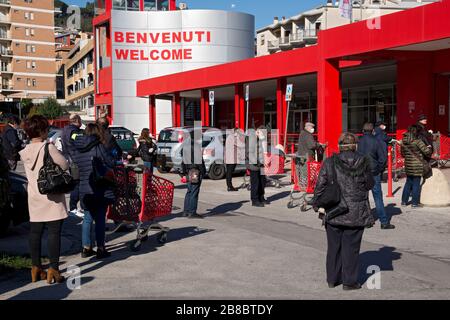 Campobasso,Regione Molise,Italia:le persone mantengono la loro distanza di sicurezza aspettando in fila per entrare nel supermercato durante l'emergenza del coronavirus in campo Foto Stock
