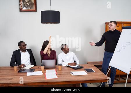 Giovani uomini d'affari felici che lavorano insieme in un ufficio moderno, lavoro di squadra multietnico. Concetto di presentazione Foto Stock