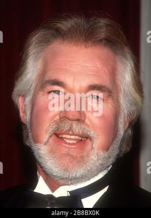 ***FILE PHOTO*** Kenny Rogers è passato a 81. Kenny Rogers 1990 Foto di John Barrett/PHOTOlink.net /MediaPunch Foto Stock