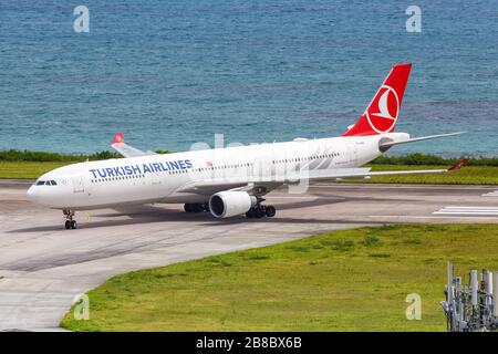 Mahe, Seychelles – 3 febbraio 2020: Aereo Airbus A330 della Turkish Airlines all'aeroporto di Mahe (SEZ) alle Seychelles. Foto Stock