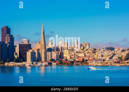 Traghetto che si avvicina al Porto di San Francisco USA Foto Stock