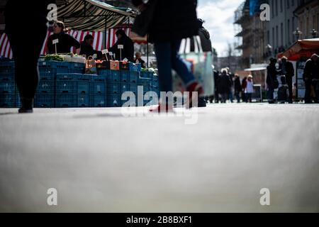 Oberhausen, Germania. 21 Mar 2020. La gente cammina sul mercato settimanale di Oberhausen-Sterkrade. Gli effetti della pandemia di coronavirus possono essere avvertiti dappertutto nella città. Credit: Fabian Strauch/dpa/Alamy Live News Foto Stock