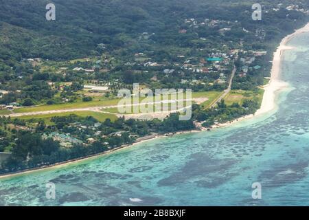 Praslin, Seychelles – 7 febbraio 2020: Veduta aerea dell'aeroporto di Praslin (PRI) alle Seychelles. Foto Stock