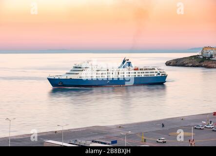 Vista sul porto, molo terminale e traghetti in Rafina città, Attiki, Grecia. Foto Stock