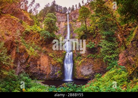 Vista fisheye sulle cascate Multnomah, la cascata più alta dell'Oregon, USA, con 189 metri Foto Stock