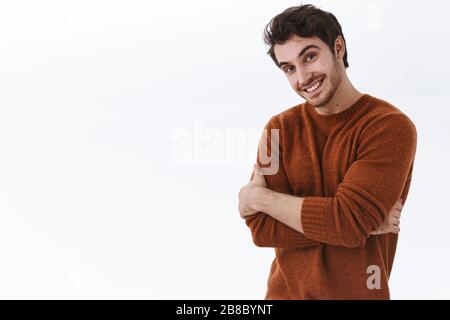 Ritratto girovita di carismatico carismatico e spensierato che guarda macchina fotografica felice e sorridente, croce mani petto casualmente, in piedi rilassato con amichevole Foto Stock