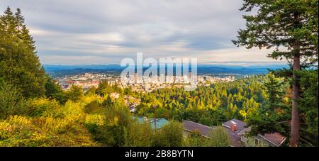 Vista ad alta angolazione sullo Skyline di Portland, Oregon USA Foto Stock