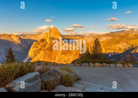 Vista panoramica su Glacier Point e Half Dome nel Parco Nazionale di Yosemite, California, USA intorno al tramonto Foto Stock
