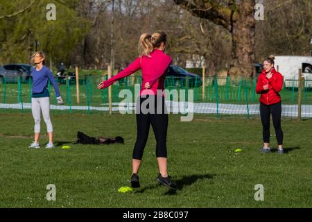 Londra, Regno Unito. 21 Mar 2020. Una classe di palestra all'aperto mantiene al sicuro le distanze sociali sullo scoppio Clapham Common - Anti Coronavirus (Covid 19) a Londra. Credit: Guy Bell/Alamy Live News Foto Stock