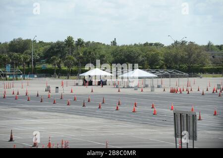 Miami Gardens FL, Stati Uniti. 20 Marzo 2020. Il 20 marzo 2020, a Miami Gardens, Florida, verrà eseguita una panoramica generale della struttura di test drive-up costruita all'Hard Rock Stadium come National Guard Medics insieme al personale sanitario, che effettuerà i test per il COVID-19. Credit: Mpi04/Media Punch/Alamy Live News Foto Stock