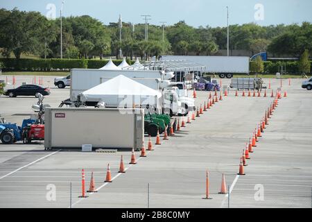 Miami Gardens FL, Stati Uniti. 20 Marzo 2020. Il 20 marzo 2020, a Miami Gardens, Florida, verrà eseguita una panoramica generale della struttura di test drive-up costruita all'Hard Rock Stadium come National Guard Medics insieme al personale sanitario, che effettuerà i test per il COVID-19. Credit: Mpi04/Media Punch/Alamy Live News Foto Stock