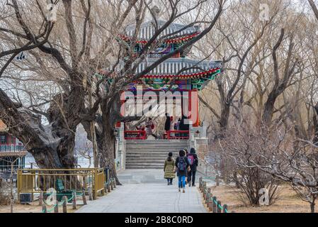 Gazebo tradizionale su un ponte sul West Causeway sul Lago Kunming a Yiheyuan - Palazzo d'Estate, ex giardino imperiale a Pechino, Cina Foto Stock