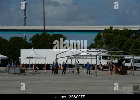 Miami Gardens FL, Stati Uniti. 20 Marzo 2020. Il 20 marzo 2020, a Miami Gardens, Florida, verrà eseguita una panoramica generale della struttura di test drive-up costruita all'Hard Rock Stadium come National Guard Medics insieme al personale sanitario, che effettuerà i test per il COVID-19. Credit: Mpi04/Media Punch/Alamy Live News Foto Stock