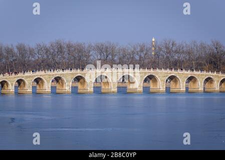 Shiqikong Qiao - Seventeen Arch Bridge che collega la sponda orientale del Lago di Kunming e l'Isola di Nanhu nel giardino imperiale del Palazzo d'Estate a Pechino, Cina Foto Stock