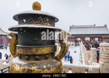 Bronze bowl in Forbidden City palace complex in central Beijing, China Foto Stock