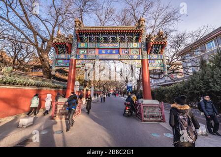 Gateway tradizionale su Guozijian street a Pechino in Cina Foto Stock