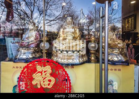 Fai shopping con le statue di Buddha vicino al tempio lama in via Yong He Gong da Jie a Pechino, Cina Foto Stock