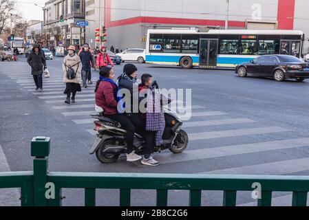 Scooter a motore in una strada a Pechino, Cina Foto Stock