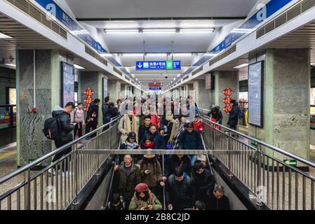 Persone alla stazione della metropolitana di Xuanwumen a Pechino, Cina Foto Stock