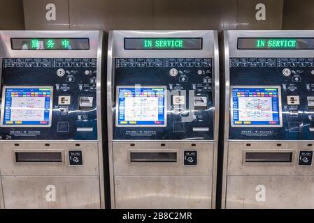 Distributori automatici di biglietti su una stazione della metropolitana a Pechino in Cina Foto Stock