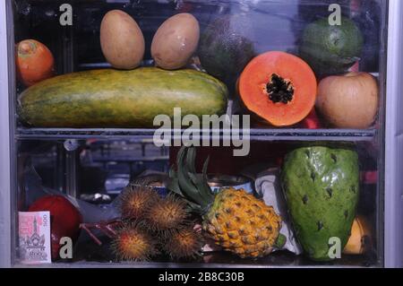 Esposizione di frutta fresca tropicale che include papaya, ananas, sapoche e mela crema, il mercato russo, Phnom Penh, Cambogia. © Kraig Lieb Foto Stock
