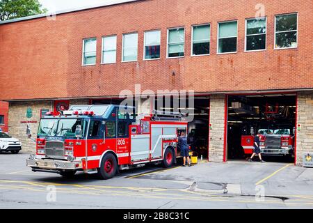 Giugno, 2018 - Montreal, Canada: Edificio del reparto antincendio di Montreal con camion e pompieri parcheggiati di fronte all'edificio. Foto Stock