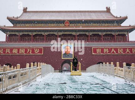 Ritratto di Mao Zedong a Tiananmen - porta della Pace celeste, ingresso al complesso del palazzo della Città Proibita nel centro di Pechino, Cina Foto Stock