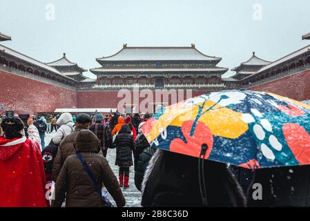 Folla di fronte a Wumen - porta meridiana, porta meridionale e più grande al complesso del palazzo della Città Proibita nel centro di Pechino, Cina Foto Stock