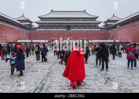 Turisti di fronte a Wumen - porta Meridiana, porta meridionale e più grande del complesso del palazzo della Città Proibita nel centro di Pechino, Cina Foto Stock