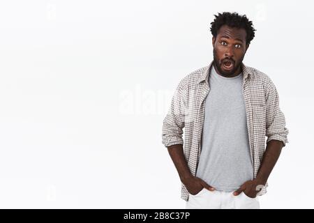 Scioccato e speechless giovane stupido afro-americano bearded guy, drop mascella, gasping fotocamera stare stupito e scosso, bocca aperta da stupore Foto Stock