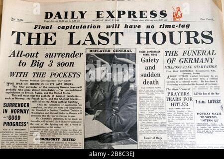 'L'ultima ore' Daily Express pagina anteriore giornale Seconda Guerra Mondiale titolo su la fine della II Guerra Mondiale II Guerra Mondiale nel Maggio 7 1945 Londra Inghilterra REGNO UNITO Foto Stock