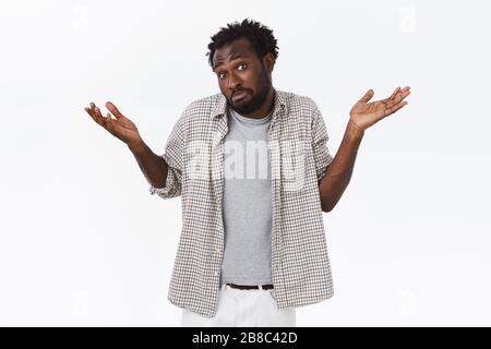 Ragazzo non hanno idea, essere senza indizio. Incurante e seccato, messo in discussione l'uomo afro-americano al ribasso, stressandosi e sollevando le mani confuse, perplesse Foto Stock