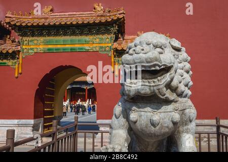Statua del leone custode di fronte all'entrata di Shouhuang - Palazzo della longevità imperiale nel Parco Jingshan a Pechino, Cina Foto Stock