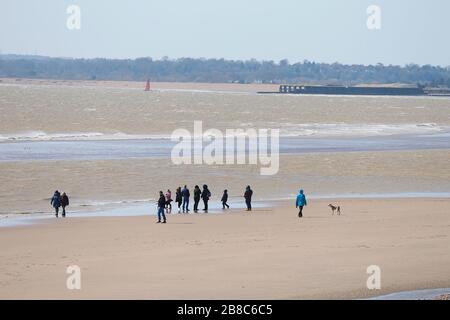 Campanatura, East Sussex, Regno Unito. 21 Mar 2020. UK Weather: Condizioni molto breezy giù al Camber Sands con la marea che va alcune persone a piedi lungo la spiaggia deserta. ©Paul Lawrenson 2020, Photo Credit: Paul Lawrenson/Alamy Live News Foto Stock