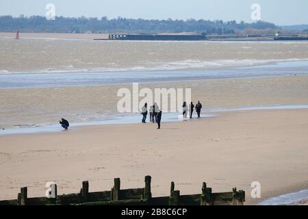 Campanatura, East Sussex, Regno Unito. 21 Mar 2020. UK Weather: Condizioni molto breezy giù al Camber Sands con la marea che va alcune persone a piedi lungo la spiaggia deserta. ©Paul Lawrenson 2020, Photo Credit: Paul Lawrenson/Alamy Live News Foto Stock