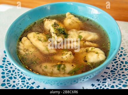 Kolduny, piccoli gnocchi ripieni di carne e bolliti in brodo - piatto tradizionale in Polonia e in altri paesi slavici Foto Stock