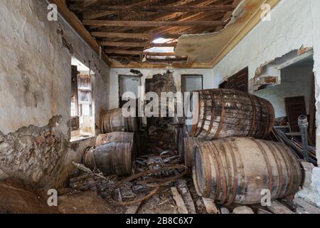 Vecchia cantina abbandonata con botti a Casabermeja, Malaga. Spagna Foto Stock