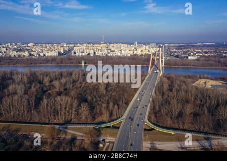 Ponte Siekierkowski sul fiume Vistola nella città di Varsavia, Polonia, vista con il quartiere di Goclaw sullo sfondo Foto Stock