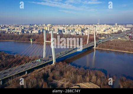 Ponte Siekierkowski sul fiume Vistola nella città di Varsavia, Polonia, vista con il quartiere di Goclaw sullo sfondo Foto Stock