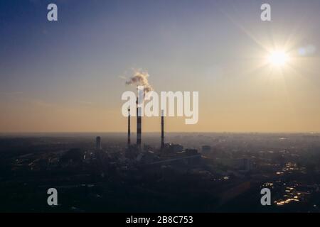 Camino della centrale elettrica di Siekierki nella città di Varsavia, Polonia Foto Stock