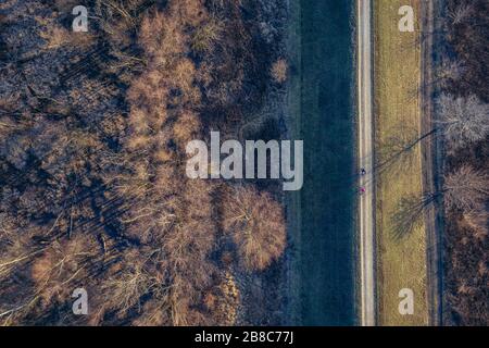 Percorso sulla riva del fiume Vistola nel distretto di Siekierki a Varsavia, Polonia Foto Stock