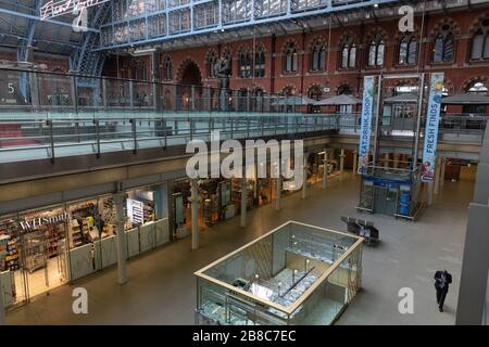 La stazione internazionale di St Pancras di Londra è deserta durante la pandemia di Covid-19 2020 Foto Stock