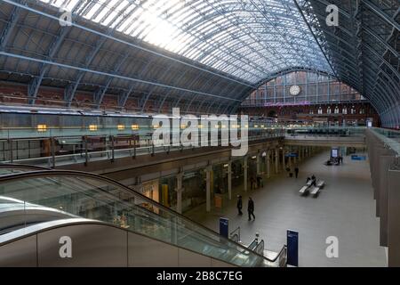 La stazione internazionale di St Pancras di Londra è deserta durante la pandemia di Covid-19 2020 Foto Stock