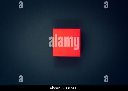 Disposizione piatta. Riquadro rosso su sfondo blu scuro per una disposizione del marchio. Mockup per un logo o un titolo. Composizione centrale. Vignettatura. Spazio di copia. Foto Stock