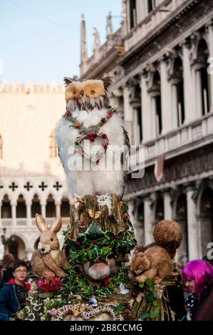 Personaggi del Carnevale di Venezia in un coloratissimo costume e maschera marroni e dorati di Carnevale di Venezia Foto Stock