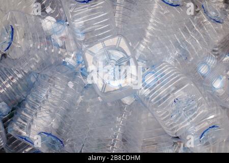 Bottiglia di plastica sfondo trasparente, bottiglia di plastica per rifiuti (fuoco selettivo) Foto Stock